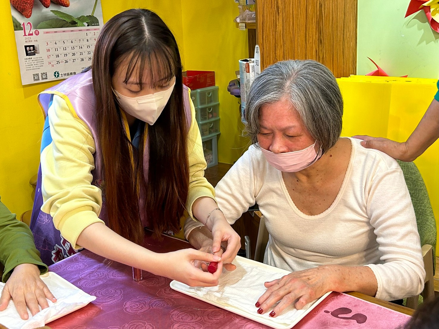 樹 人 家 商 美 容 科 學 生 細 心 地 為 長 者 塗 上 指 甲 油 ， 並 隨 時 留 意 長 者 的 需 求 ， 讓 長 者 感 受 到 細 微 的 照 顧 ， 展 現 出 青 春 自 信 的 笑 容 。 