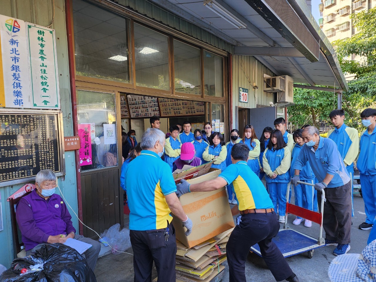 觀 光 科 學 生 積 極 向 樂 齡 銀 髮 志 工 合 作 學 習 ， 促 進 跨 世 代 溝 通 ， 共 創 青 銀 共 融 社 會 。 