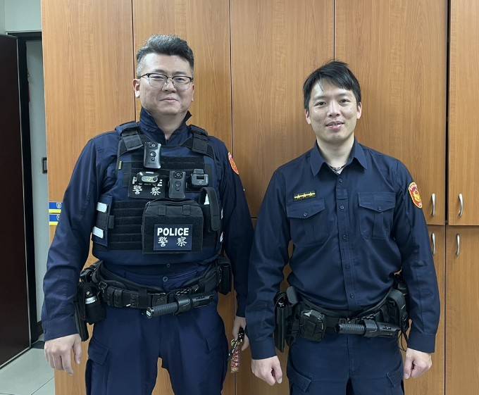 警員凃家彬(圖左)、王文宏(圖右)即刻趕抵現場,細心處理老翁情況,並安排將其帶回派出所進行進一步的處置。(記者黃荷琇 翻攝)