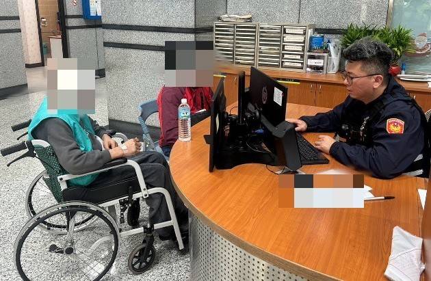 員警協助辦理洪姓老翁(圖左)的撤銷協尋手續。(記者黃荷琇 翻攝)