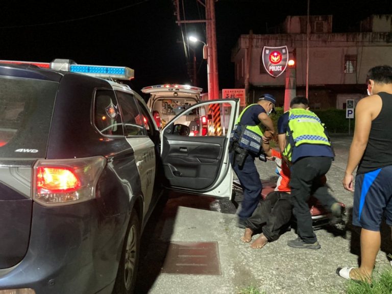 圖片說明 : 西林派出所，眼尖發現有一名老翁倒臥在草叢，立刻協助救援。（記者林秀貞∕翻攝）