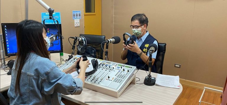 圖片說明 : 臺東縣警局婦幼警察隊組長胡陽年,前往教育電臺於主持人徐恩容所主持「波麗士筆記」節目。(記者林秀貞∕翻攝)