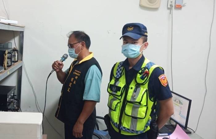 圖片說明 : 關山分局為擴大交通安全、安居專案(社區掃毒)、防詐騙及防疫等宣導。（記者林秀貞∕翻攝）