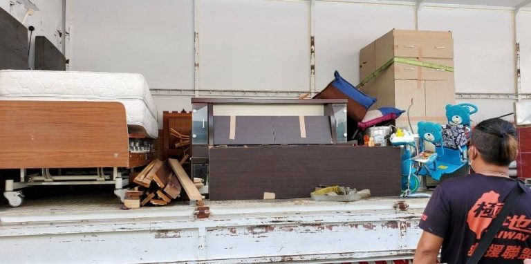 圖片說明 : 利稻派出所所長高正吉展現警察柔性的一面,與村長攜手引社會愛心資源資助部落民眾。(記者林秀貞∕翻攝)