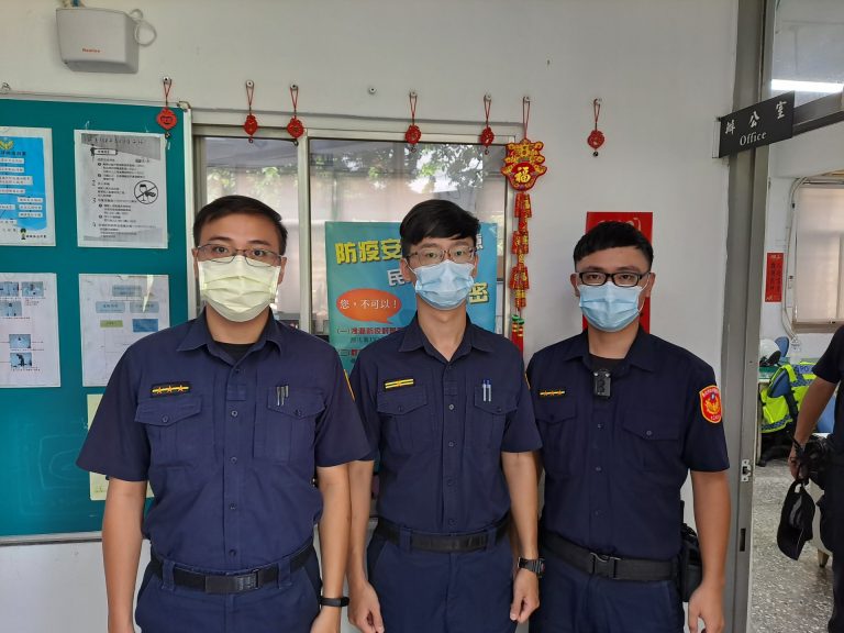 圖片說明: 港墘派出所副所長蔡佾錩(中)、警員陳奎凱(左)及潘建丞(右)。(記者林艾錡翻攝)