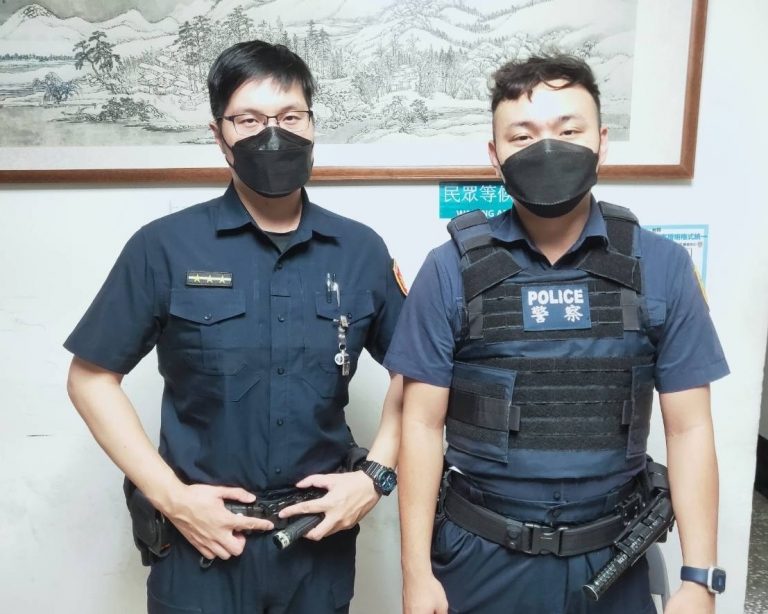 圖片說明:文山第二分局萬盛派出所警員曹乃文(左)、蔡宗臻(右)深夜找到離家少女。(記者葉鈞宇翻攝)