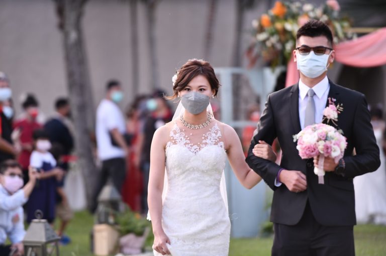 圖片說明 : 在理想大地渡假飯店賽維亞草原舉行，110年花蓮縣秋季集團結婚。（記者林秀貞∕翻攝）