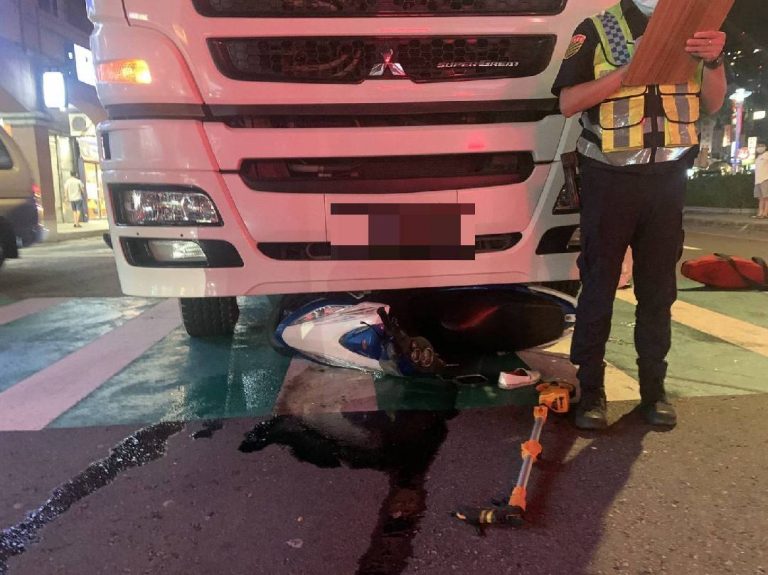 圖片說明：混凝土預拌車駕駛停等紅燈時未注意前方有重機，因而推撞致其倒地。(記者宋紹誠翻攝)