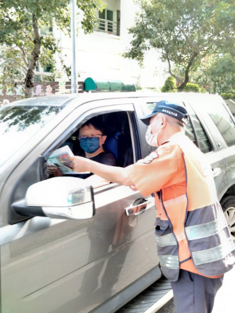 圖片說明：林口警分局近期強化5大違規項目加強執法，呼籲駕駛人禮讓行人，行人也須守法，共同維護交通安全。（記者葉鈞宇翻攝）