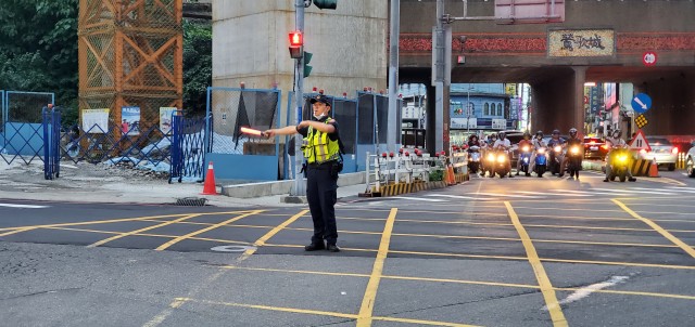 圖片說明：三峽分局展開交通疏導及管制作為，針對連假期間重點時段及路段，預先規劃交通崗執行交通疏導勤務。(記者馬治薇翻攝)