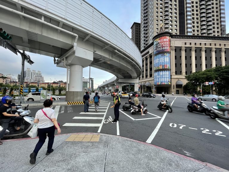 圖片說明: 板橋分局呼籲民眾務必配戴口罩，降低群聚感染及疫情傳播風險，共同維護自身及家人健康。(記者林艾錡翻攝)