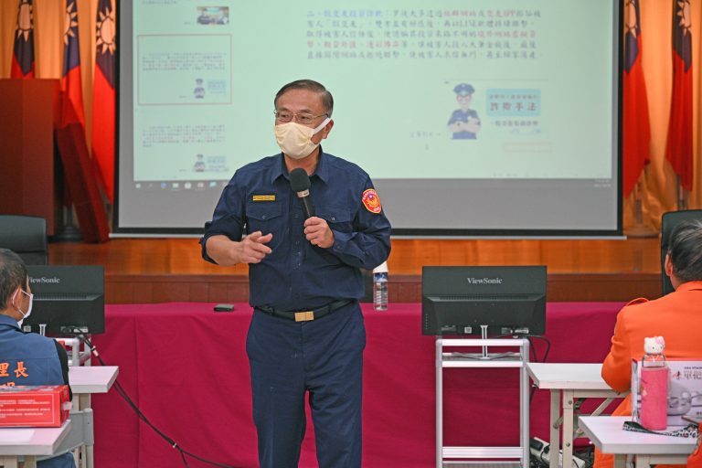 圖片說明：新北警局長黃宗仁、樹林分局長趙家輝共同出席樹林分局守望相助隊員任務訓練講習。（記者馬治薇翻攝）