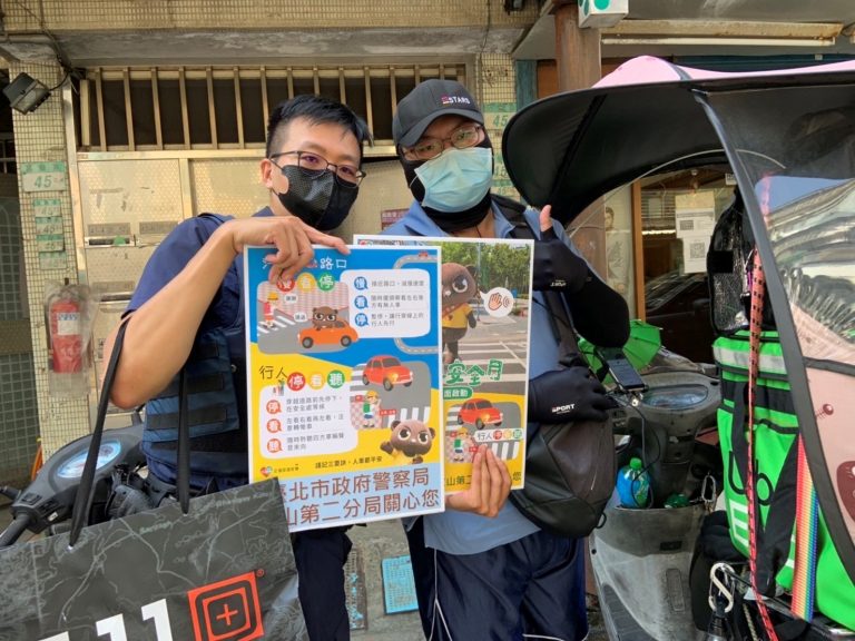 圖片說明：文二警籲請所有用路人，遵守號誌及建立行人專屬路權正確觀念。（記者葉鈞宇翻攝）