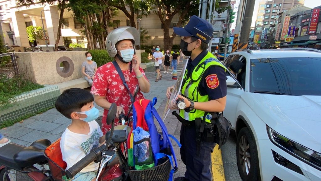 圖片說明：員警透過文字宣導及精美小宣導品發送，讓婆婆媽媽們及高齡長者重視路權觀念。（記者葉鈞宇翻攝）