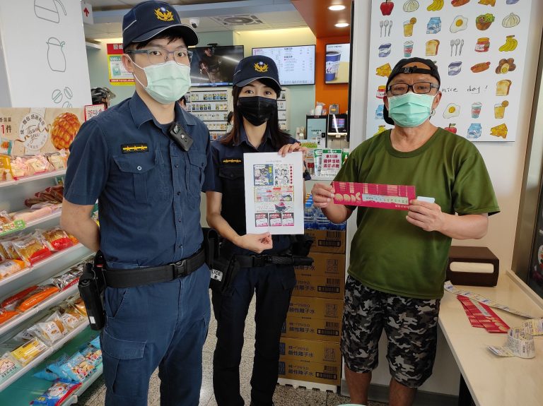 圖片說明：中和分局派員針對民眾領紙本五倍券宣導共同反詐騙工作。(記者李健興翻攝)