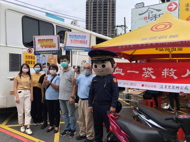 圖片說明：超萌大頭娃娃與北投警響應捐血活動。（記者葉鈞宇翻攝）