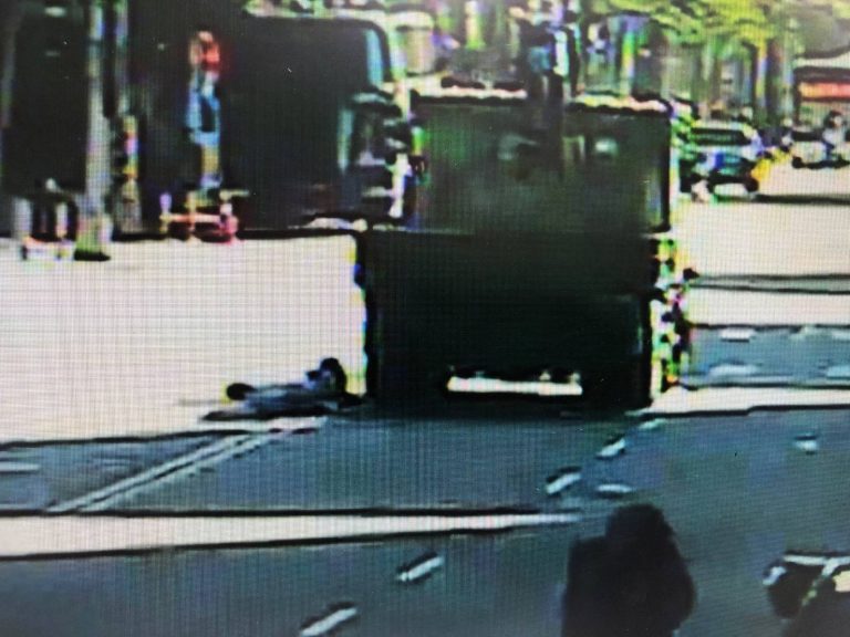 圖片說明：老先生違規穿越馬路經大貨車前方卻遭撞並輾過雙腿。(記者馬治薇翻攝)