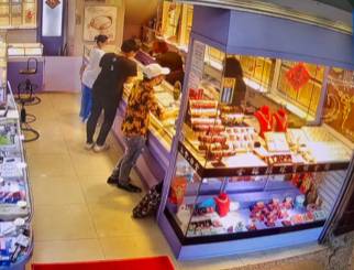 圖片說明：朱男(左2)與林女(左1)至桃園中壢區某銀樓銷贓畫面。(記者馬治薇翻攝)