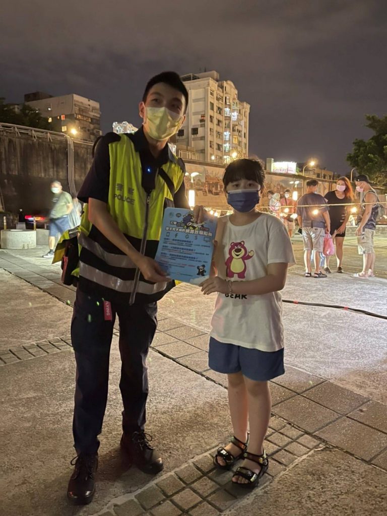 圖片說明：大同分局至大稻埕碼頭宣導各項行人安全及行車安全觀念。(記者劉芸圻翻攝)