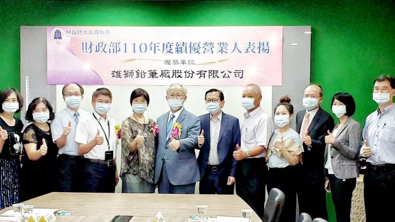 圖片說明：王局長精心挑選訂製《臺灣藍鵲長尾陣》精美瓷瓶，讚譽績優營業人用心經營企業、厚實國家財政的貢獻。(記者馬治薇翻攝)