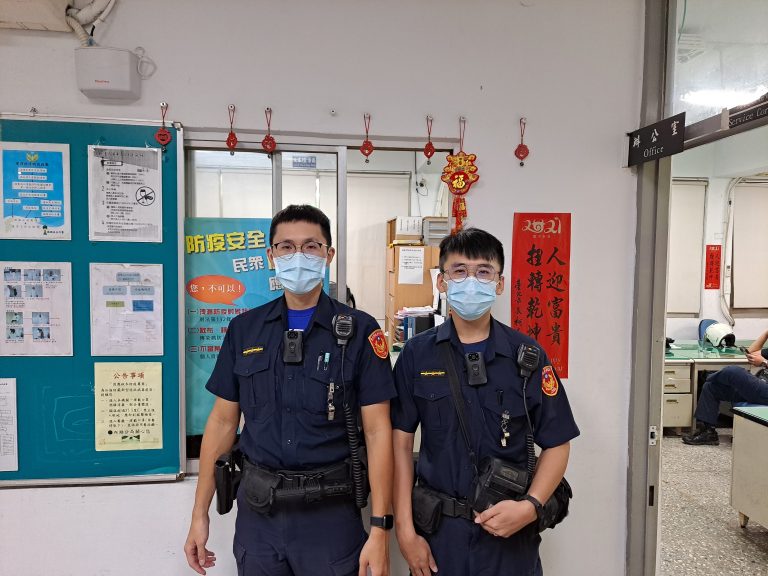 圖片說明: 港墘派出所警員蔡坤祐(左)、邱子豪(右)協助調閱監視器畫面。(記者徐歆媛翻攝)