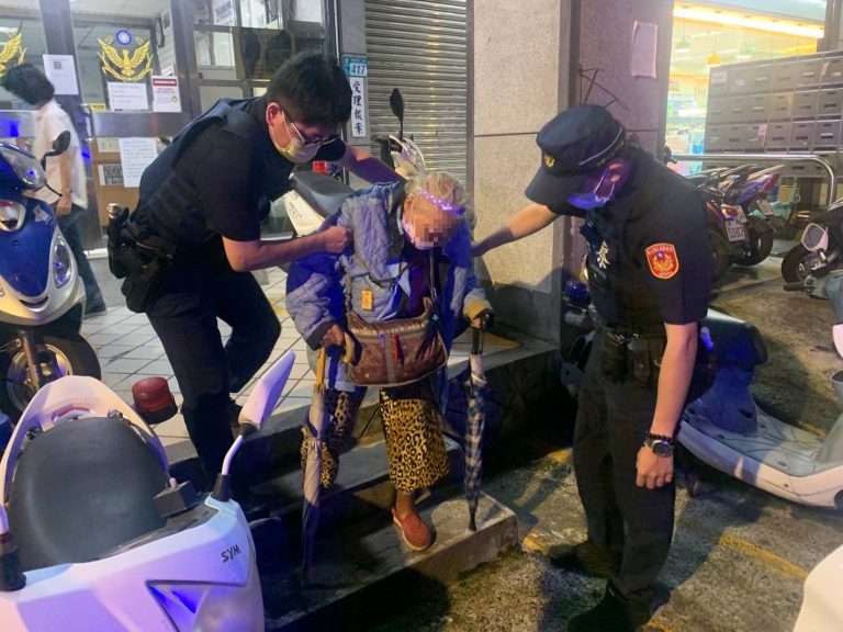 圖片說明：新店分局青潭派出所警員廖浚傑及林宗臻協助失智老婆婆返家。(記者馬治薇翻攝)