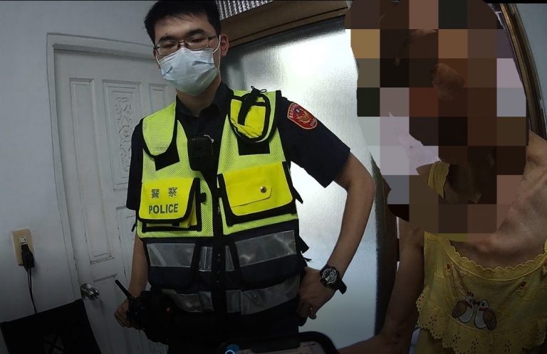 圖片說明:信義分局福德街派出所警員林韋廷、林彣庠因擔心民眾可能發生危險,前往報案地址查看。(記者馬治薇翻攝)