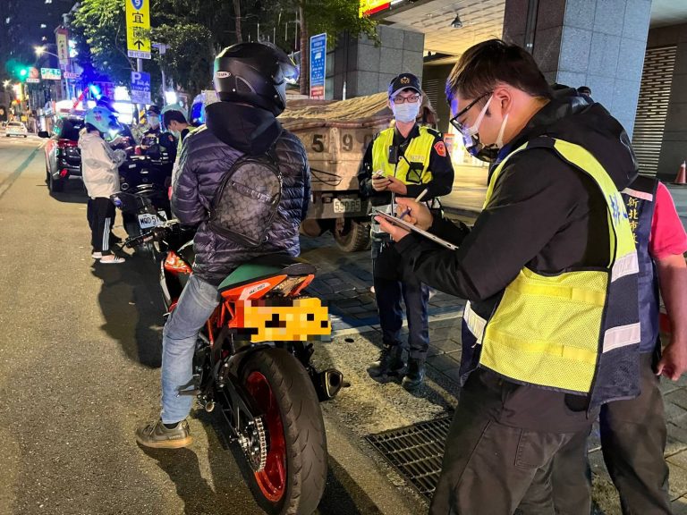 圖片說明:新店分局為響應「交通安全月」,聯合市府環保局執行改裝噪音車稽查。(記者馬治薇翻攝)