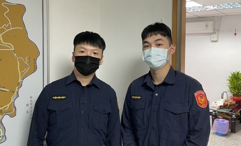 圖片說明：康樂派出所警員林弋力(左)、游詠翔(右) 會同王里長將老翁帶返派出所並通知家屬。(記者林艾錡翻攝)