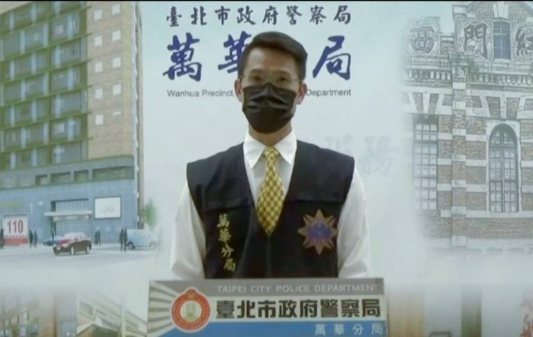 圖片說明：萬華警分局2小時內緝捕犯嫌並查扣兇刀。（記者葉鈞宇翻攝）