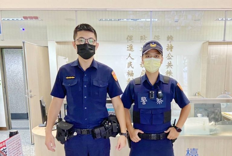 圖片說明:南港派出所警員左:洪振偉、右:陳昭男接獲通報即刻現場協助。(記者徐歆媛翻攝)