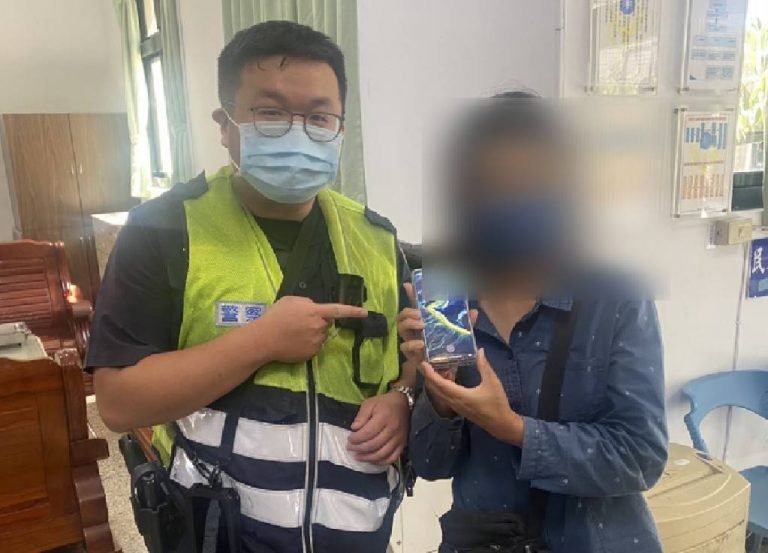 圖片說明:樹林分局員警葉宗豪及林沅圻熱心協助婦人尋找遺失手機。(記者宋紹誠翻攝)