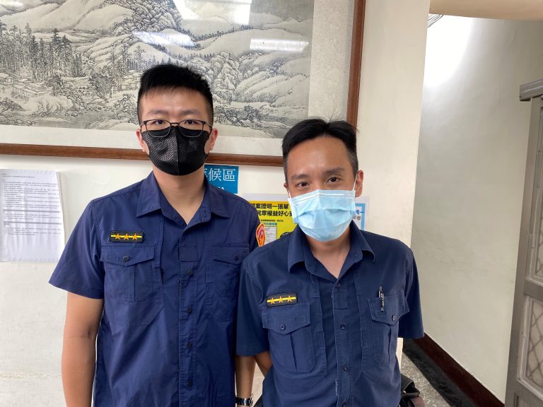 圖片說明：文山二分局萬盛派出所警員歐坤凱（左）、賴建邦（右）協助拋錨公車司機脫困並疏導交通。(記者李健興翻攝)