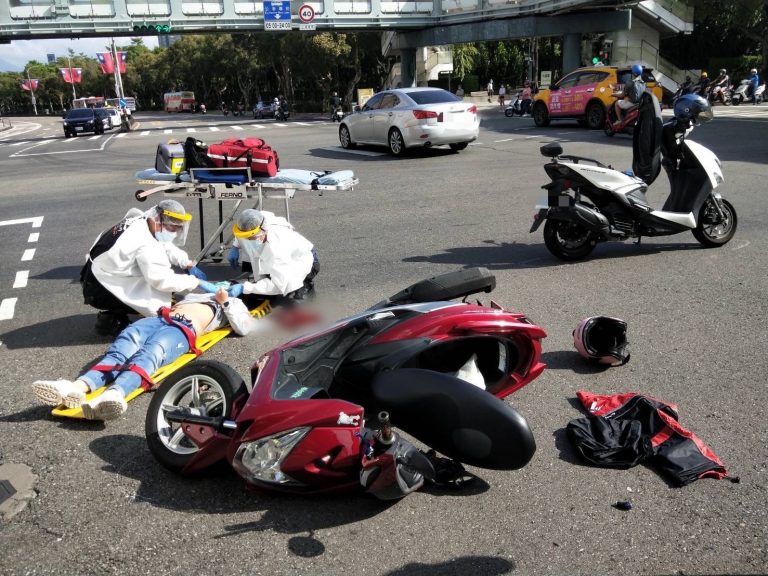 圖片說明:國慶假期期間,臺北市大安區和平東路與新生南路口,發生1件普通重機車擦撞的交通事故。(記者宋紹誠翻攝)