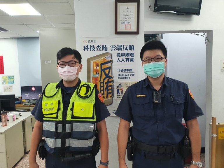 圖片說明：興隆派出所員警陳則輔（圖左）、洪翊軒（圖右）細心聽聲辨位，終於找到迷途老婦，順利協助返家。（記者葉鈞宇翻攝）