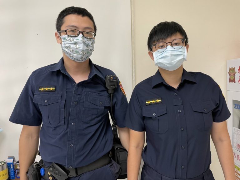 圖片說明:西湖派出所警員唐志成(左)、張怡文(右) 接獲中國信託西湖分行通報立即趕赴現場。(記者徐歆媛翻攝)