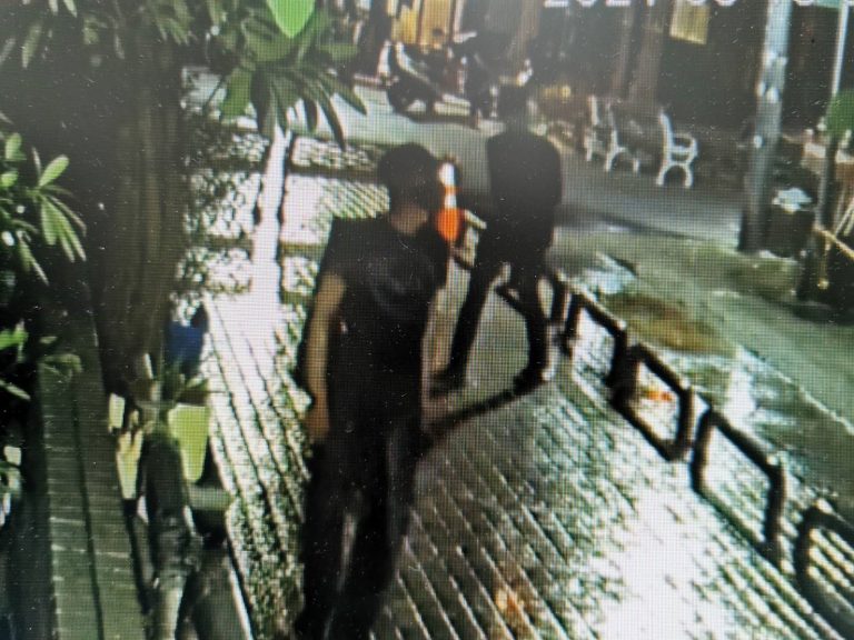 圖片說明：2名男子清晨破壞窗戶潛入廟內，剪斷監視器線路後，撬開香油錢箱、保險箱取走約新臺幣15萬元現金。（記者葉鈞與宇翻攝）