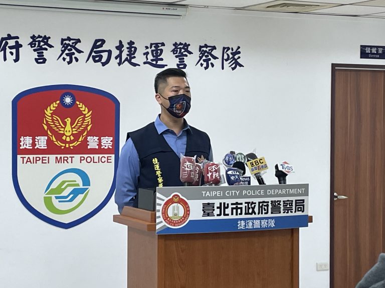 圖片說明：捷警隊提醒使用AirDrop或藍芽功能隨機傳送不雅照，並設定附近皆可接收，已違反散布猥褻物品罪及性騷擾防治法。(記者葉鈞宇翻攝)