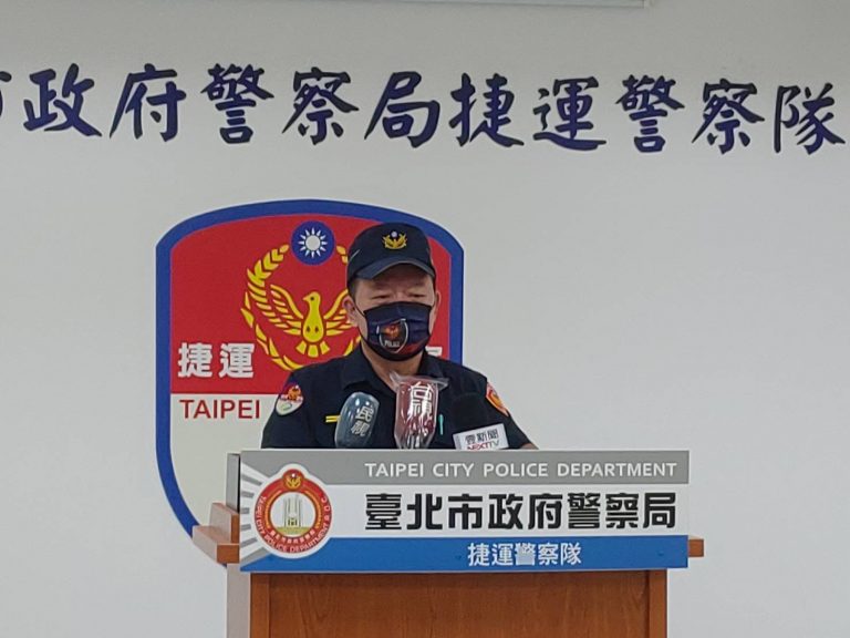 圖片說明：捷警隊第二分隊分隊長王碧泉請明案情。（記者馬治薇翻攝）