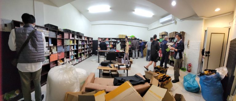 圖片說明：宜蘭縣調查站查扣1萬3,000盒違法電子菸，市價估計約新臺幣650萬元。（記者馬治薇翻攝）