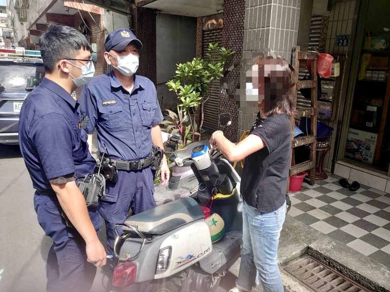 圖片說明：中山派出所接獲民眾報案稱機車失竊案件，警員立即趕往現場。（記者林艾錡翻攝）