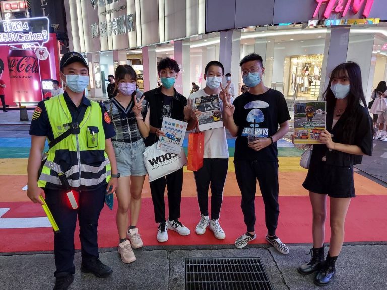 圖片說明：萬華分局在西門町舉辦交通安全宣導快閃活動。（記者馬治薇翻攝）