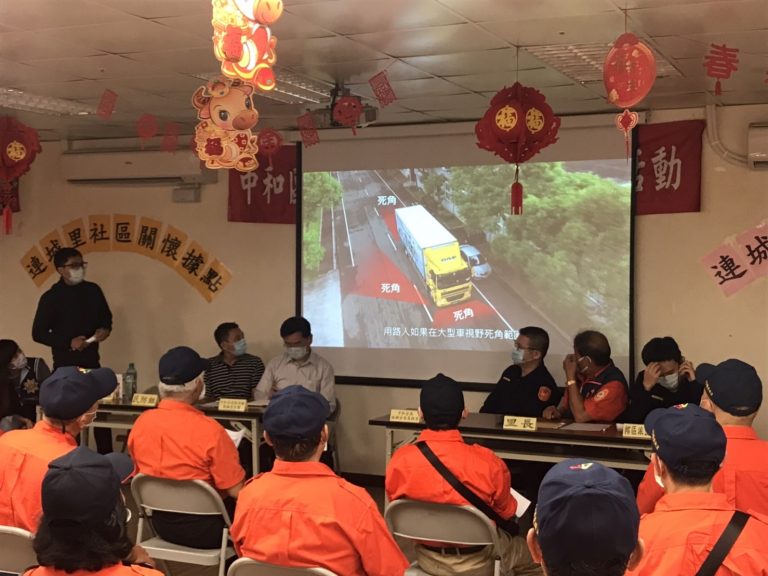 圖片說明：中和分局在中和區連城里辦理交通安全宣導。(記者馬治薇翻攝)