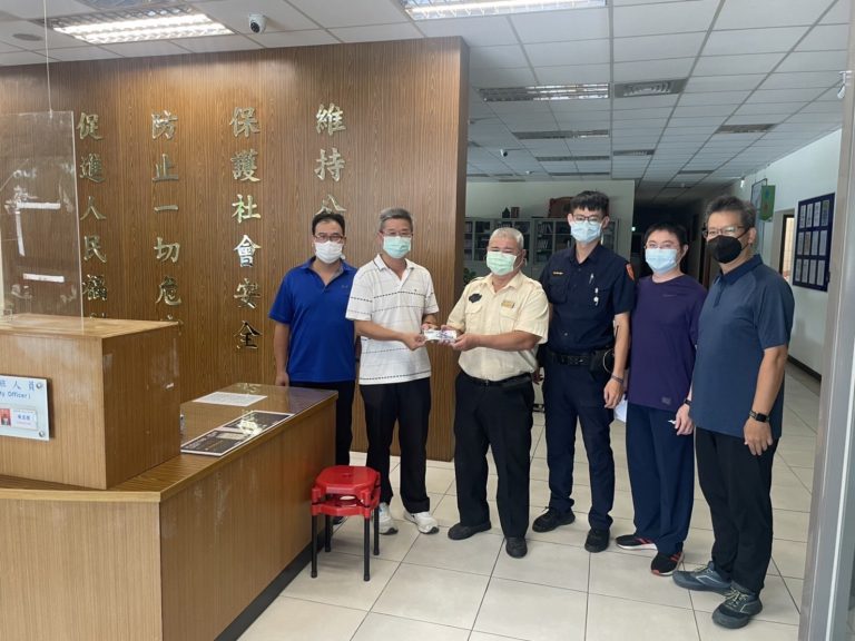 圖片說明：中和分局行政組長林啟發、警務佐林峻瑋及警員古賢明3人，行經新北市中和區中正路與圓通路口發現千鈔滿天飛。(記者李健興翻攝)