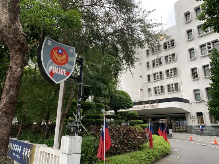 圖片說明:新北市警察局今天上午公布人事調動,二線一的基層派出所所長到二線三的警務正等,共有104名官警異動。(記者戴昱弘翻攝)