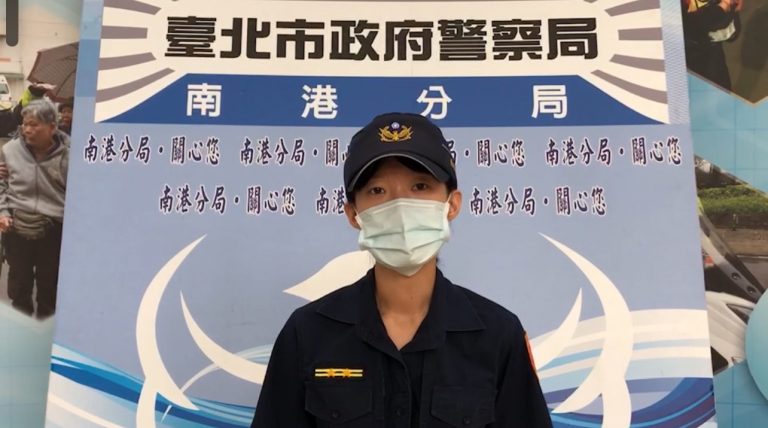 圖片說明: 機警的員警因對於該提款人的穿著及行為感到懷疑，故更加謹慎細查。(記者林鈞澤翻攝)