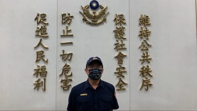 圖片說明: 士林分局後港派出所劉副所長現身說明。(記者徐歆媛翻攝)
