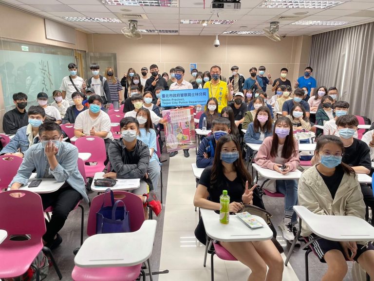 圖片說明:士林分局聯合文化大學強化新生機車族防禦駕駛觀念。(記者徐歆媛翻攝)