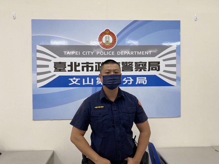 圖片說明：景美派出所警員邱進成及時保住林民辛苦積蓄，成功攔阻這起詐騙案。（記者葉鈞宇翻攝）
