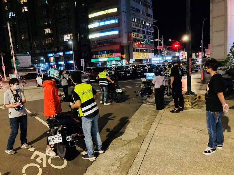 圖片說明：警方此次夜間執行取締攔查改裝車勤務，共攔查284輛，並通知到檢4件高噪音車輛以及5件其他違規事項。